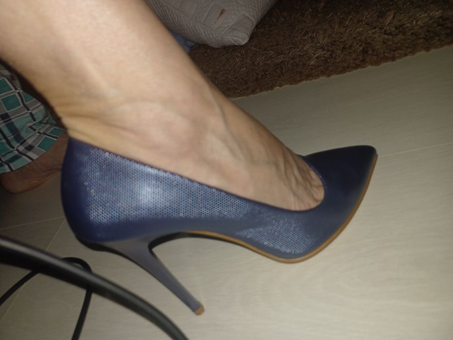 Vând pantofi dama, culoarea deosebita