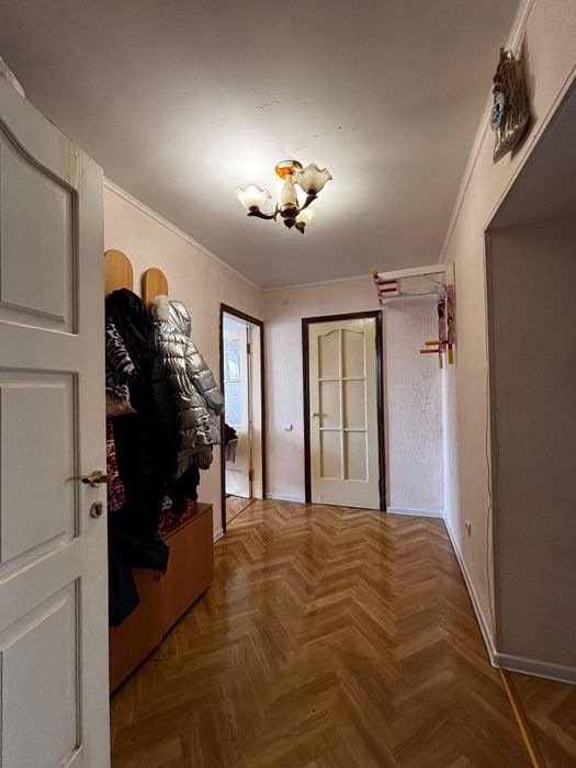 Продам 2 комн квартиру.69.кв дом кирпичный.кухня 10кв..
