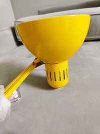 Настольная лампа ИКЕА желтого цвета и рамки для фотографии