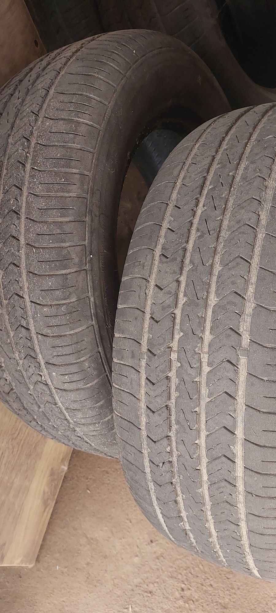 Продаю шины в количестве 4 штуки. Размер 185/65 R14, состояние среднее