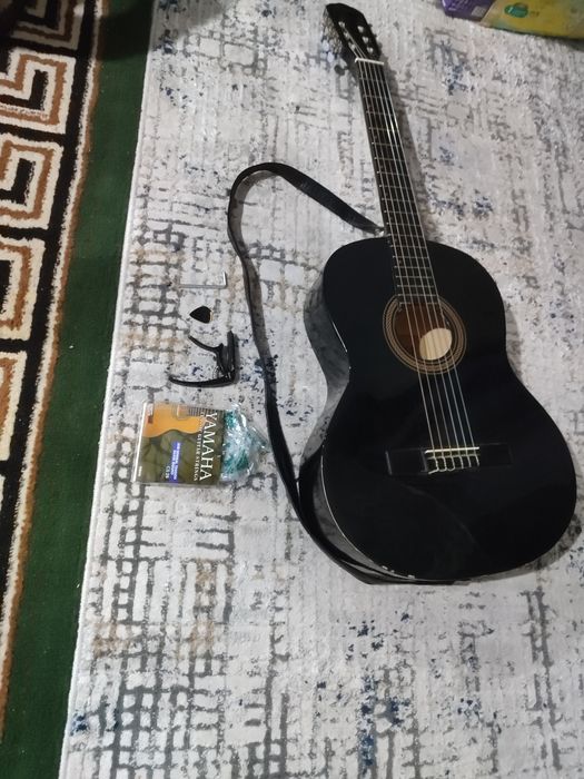 Yamaha klassik gitara chihol va barcha jihozlari bilan