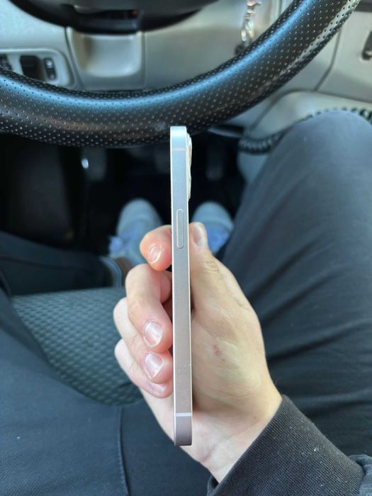 Vand iphone 13 pentru piese in stare foarte buna