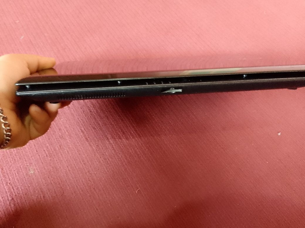 Noutbuk  SAMSUNG Sotladi