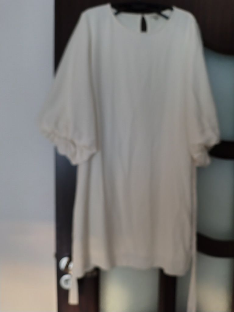 Vind rochie ptr domnisoare.