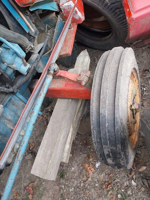 Vând tractoraș hinomoto e18 pentru dezmembrat