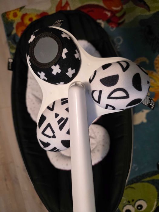 mamaRoo 5.0 Електрическа бебешка люлка черна с бонус подложка за бебе