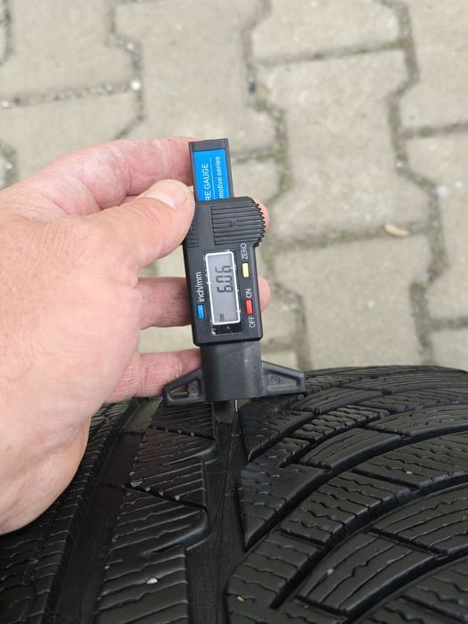 235 35 19 Michelin