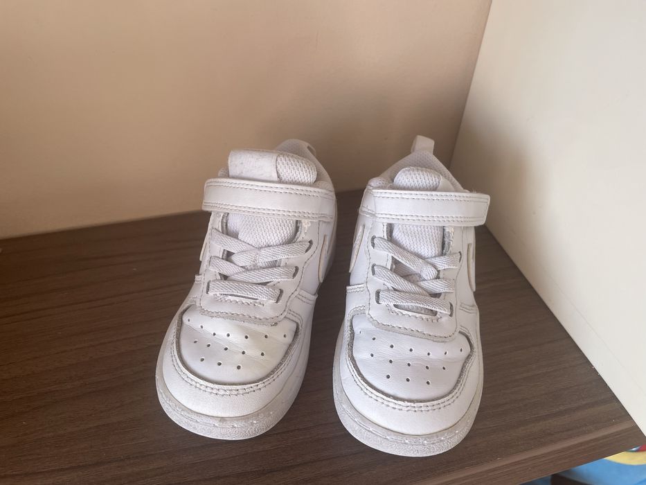 Бели спортни обувки Nike