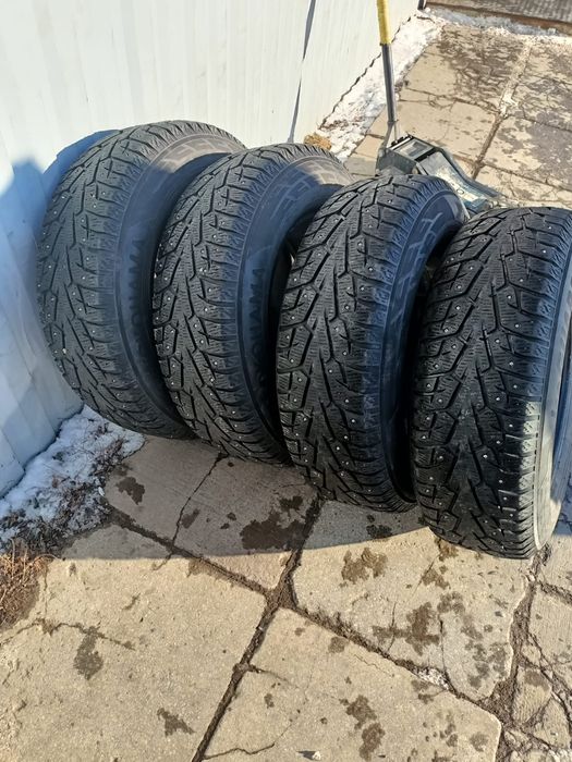 Продам резину  зимнею  с шипами