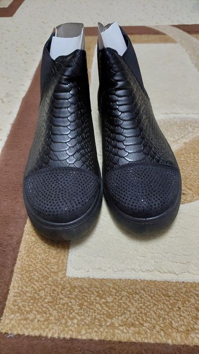 Ghete negre cu pietre noi nr 36-38-40