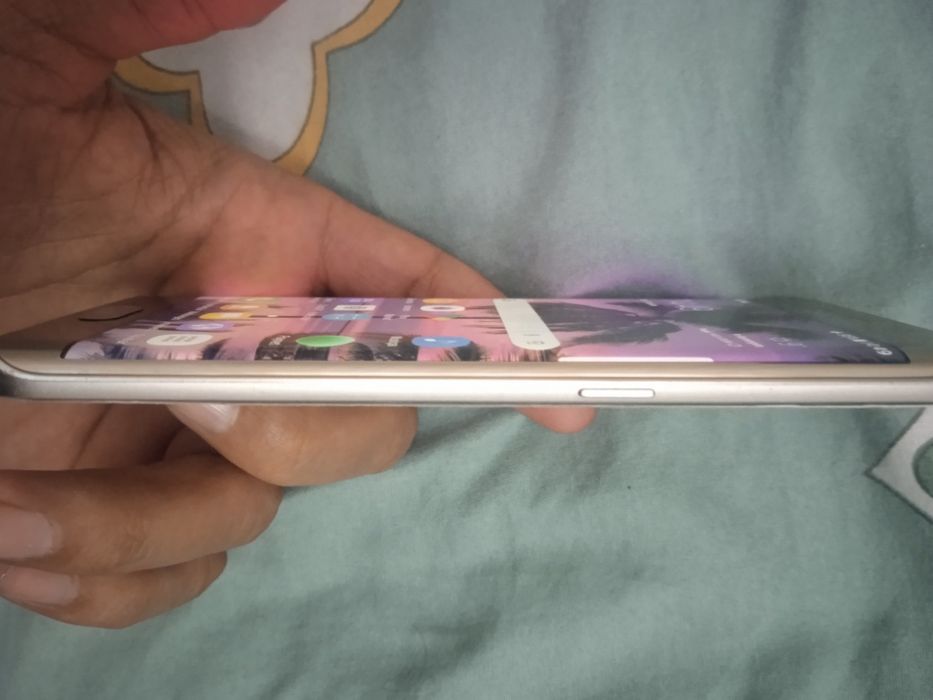 Samsung S6 edge va Samsung A7 telefonlar sotiladi