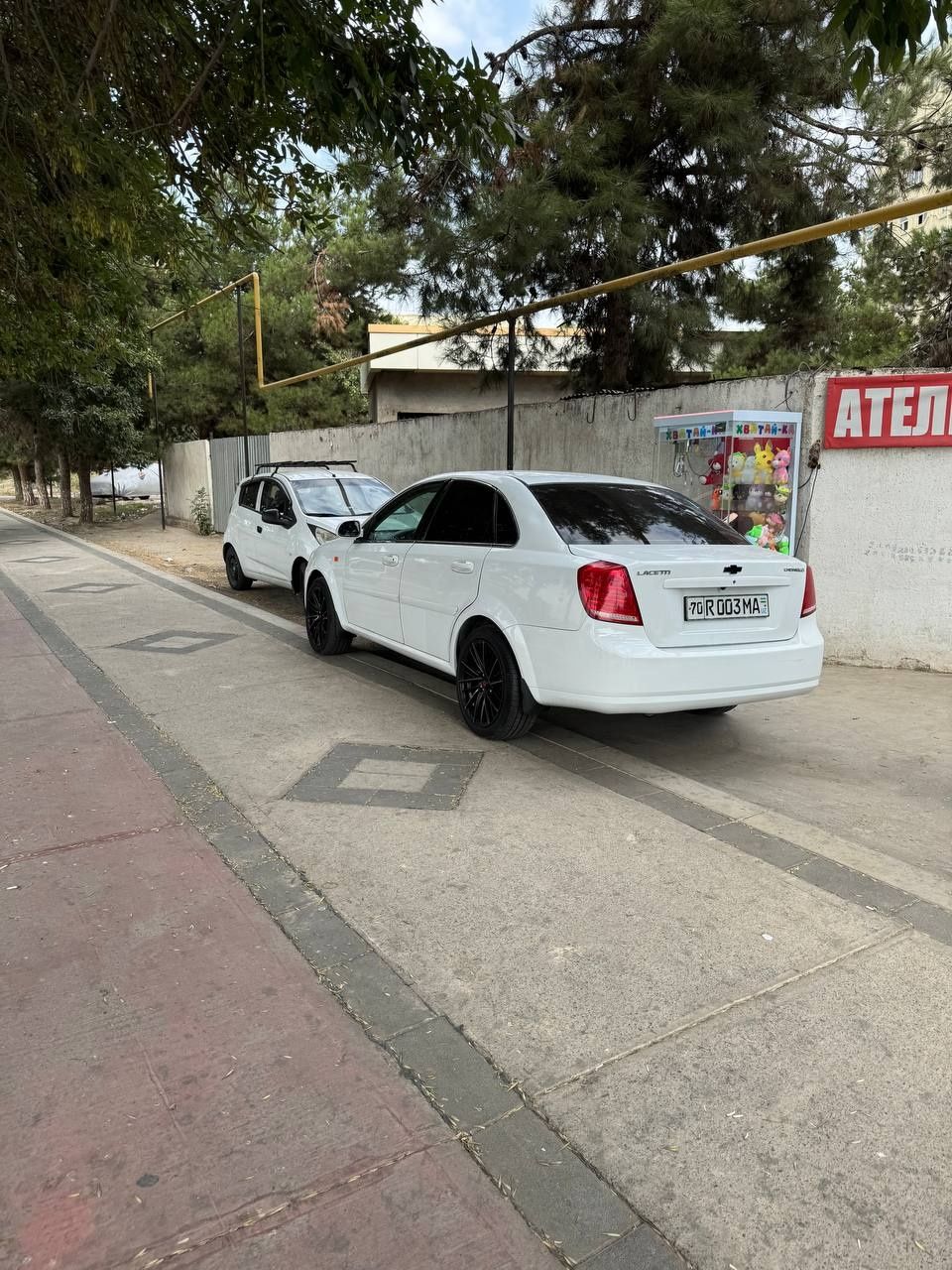Lacetti srochna sotiladi
