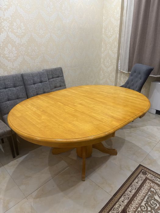 Стол обеденный.