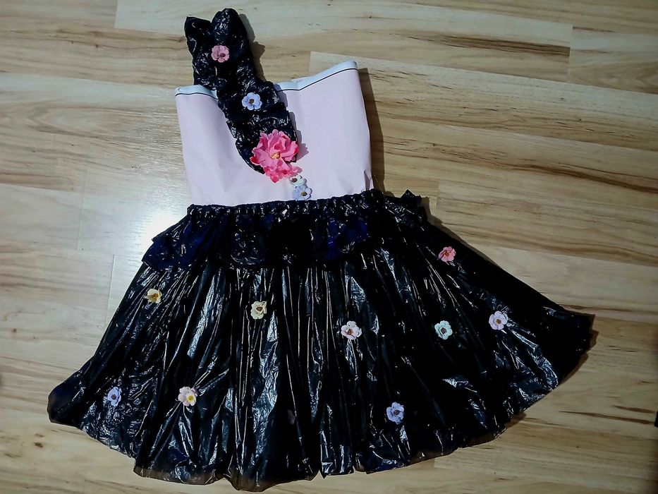 Rochie din materiale reciclabile pt fetita,mar 5-7 ani