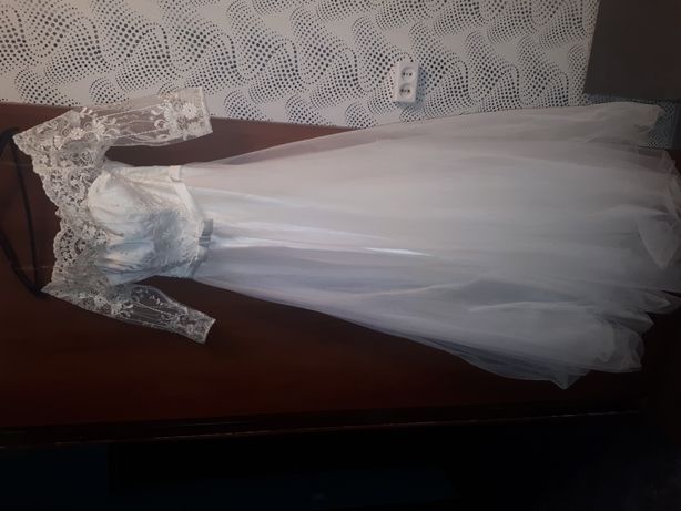 Продам свадебное платье ,одевалось 1 раз ,цена 20000