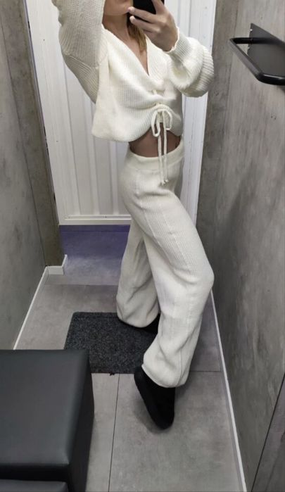 Set pulover decoltat si pantaloni