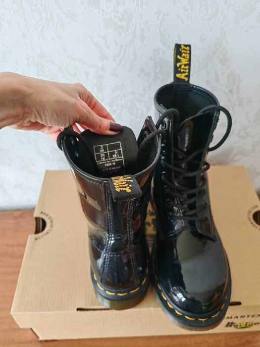 Дамски лачени кубинки Dr. Martens