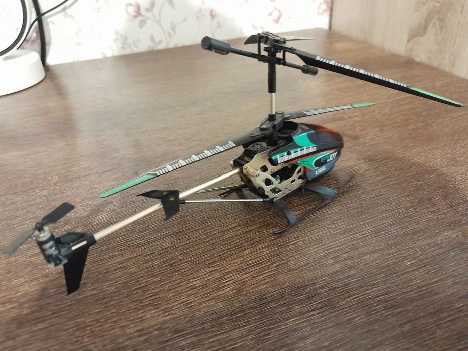 Vând elicopter de jucărie cu joystick