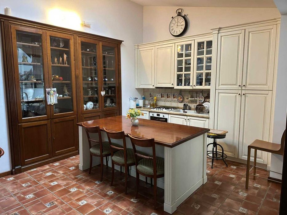 Bucătărie premium din lemn masiv – la preț de oportunitate!