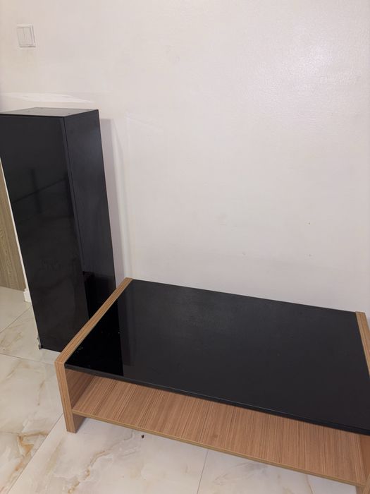 Vand masa din lemn si tot ce se vede in imagine