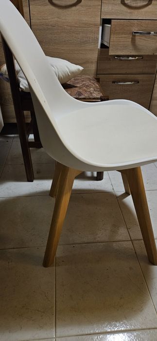 Продавам модерна трапезна маса с 4бр.  стола