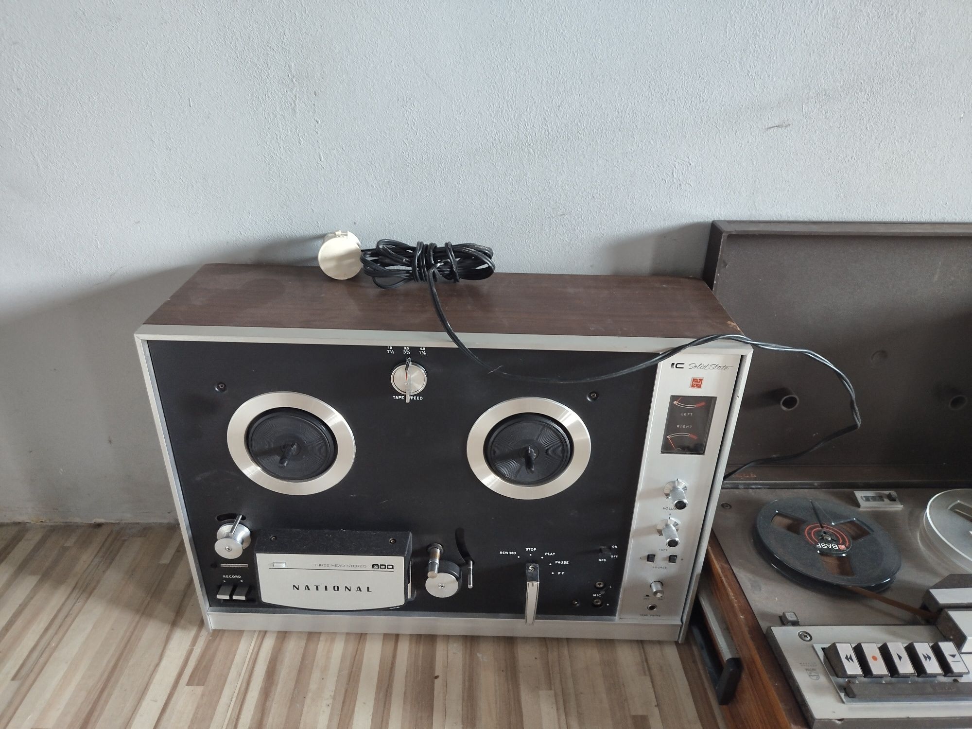 Магнитофони Panasonic и Филипс