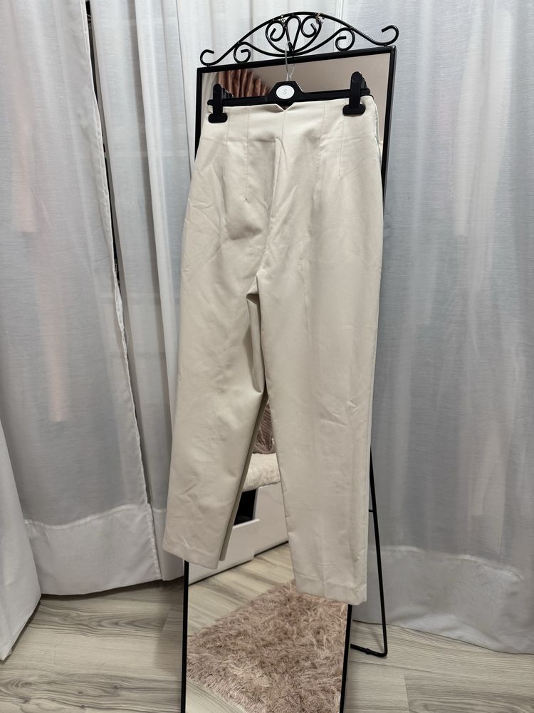 Pantaloni crem conici cu pliuri / pense și talie inaltă Zara Mărimea S