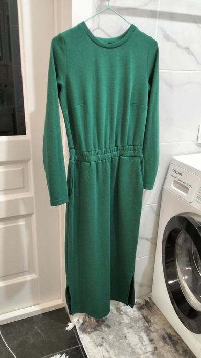 Продам трикотажное платье, поясом и с карманами, размер 46