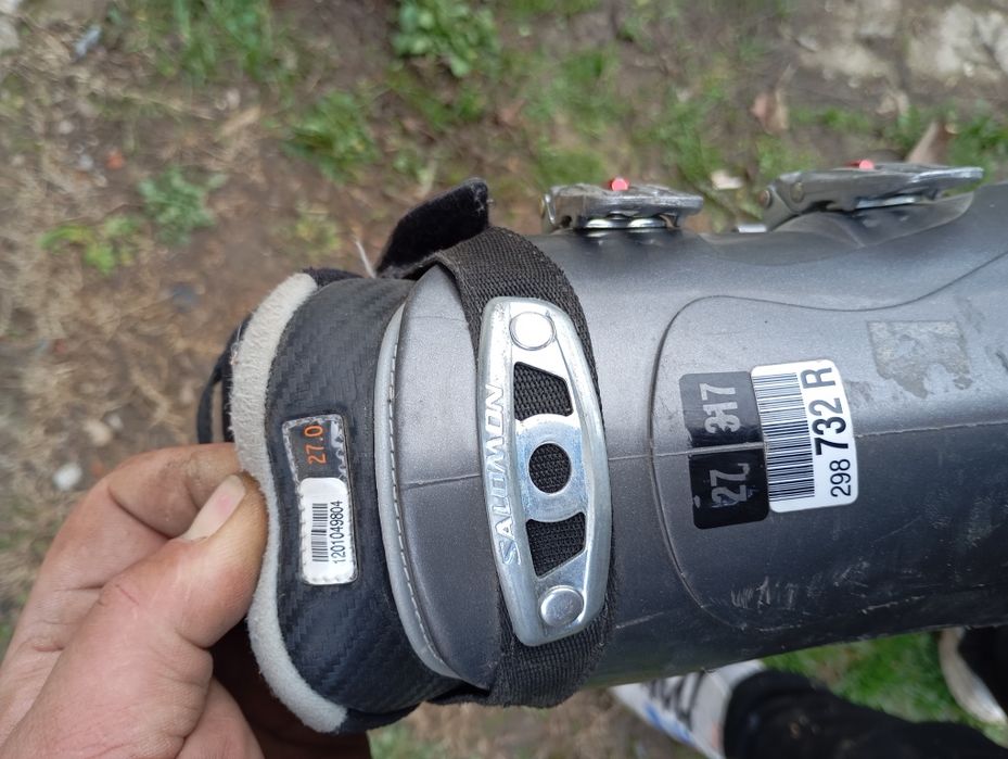 De vânzare schiuri și clăpari