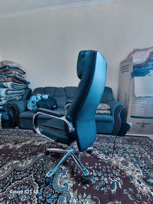 Ofisniy kreslo yarim narxiga