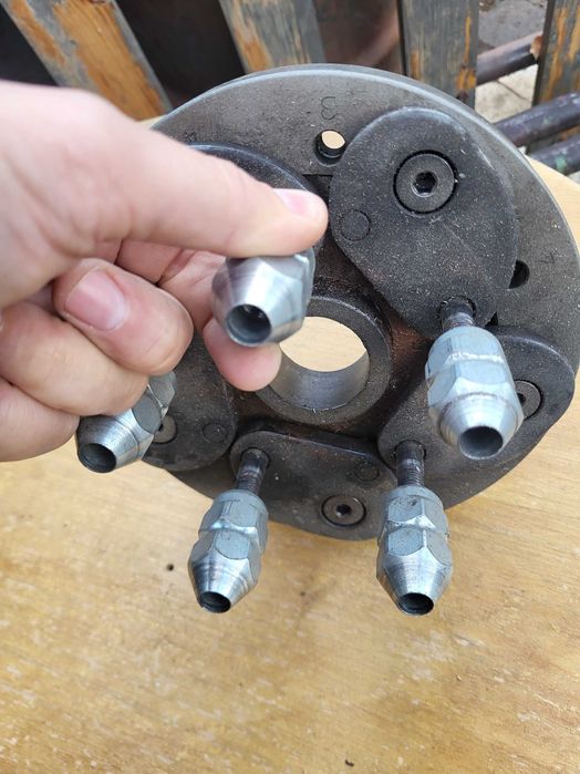 Фланец  за  баланс на джанти   безцентрален отвор Универсален