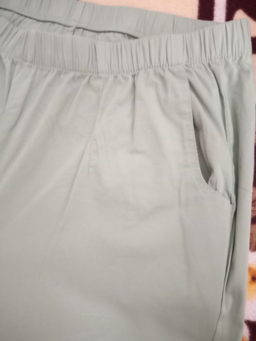 Pantaloni verde deschis