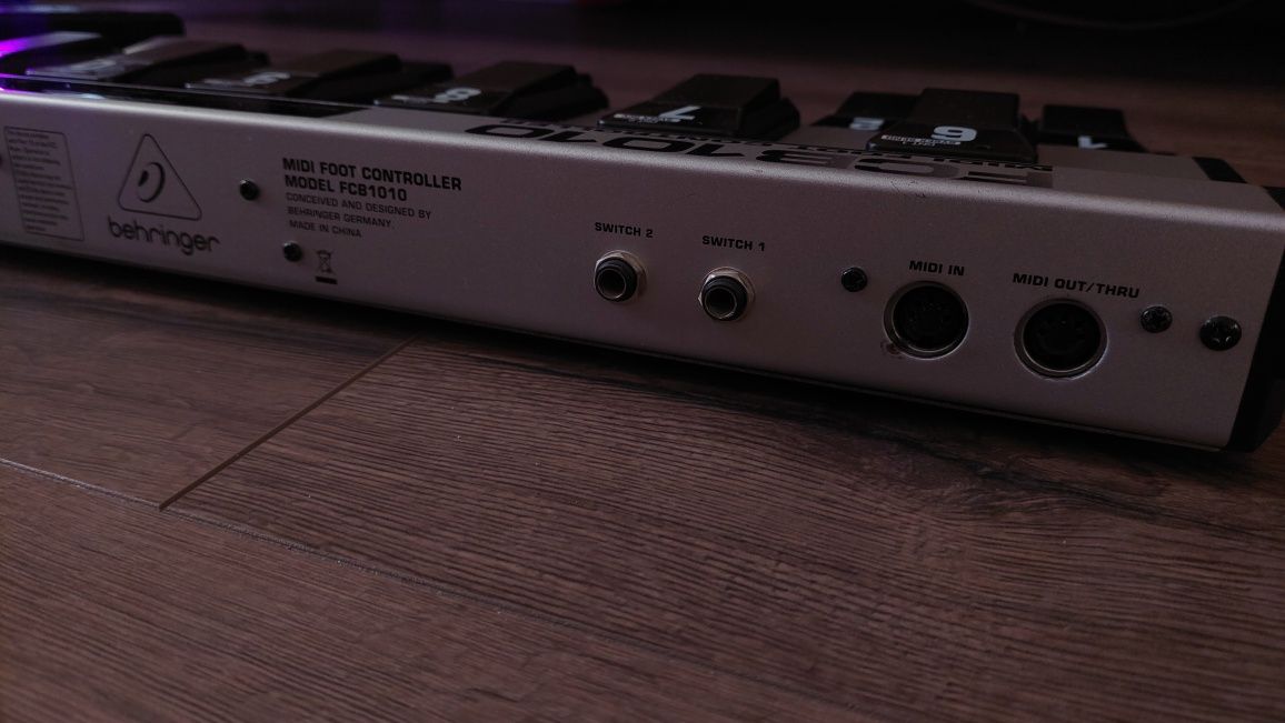 Behringer FCB1010 MIDI Pedalboard контролер