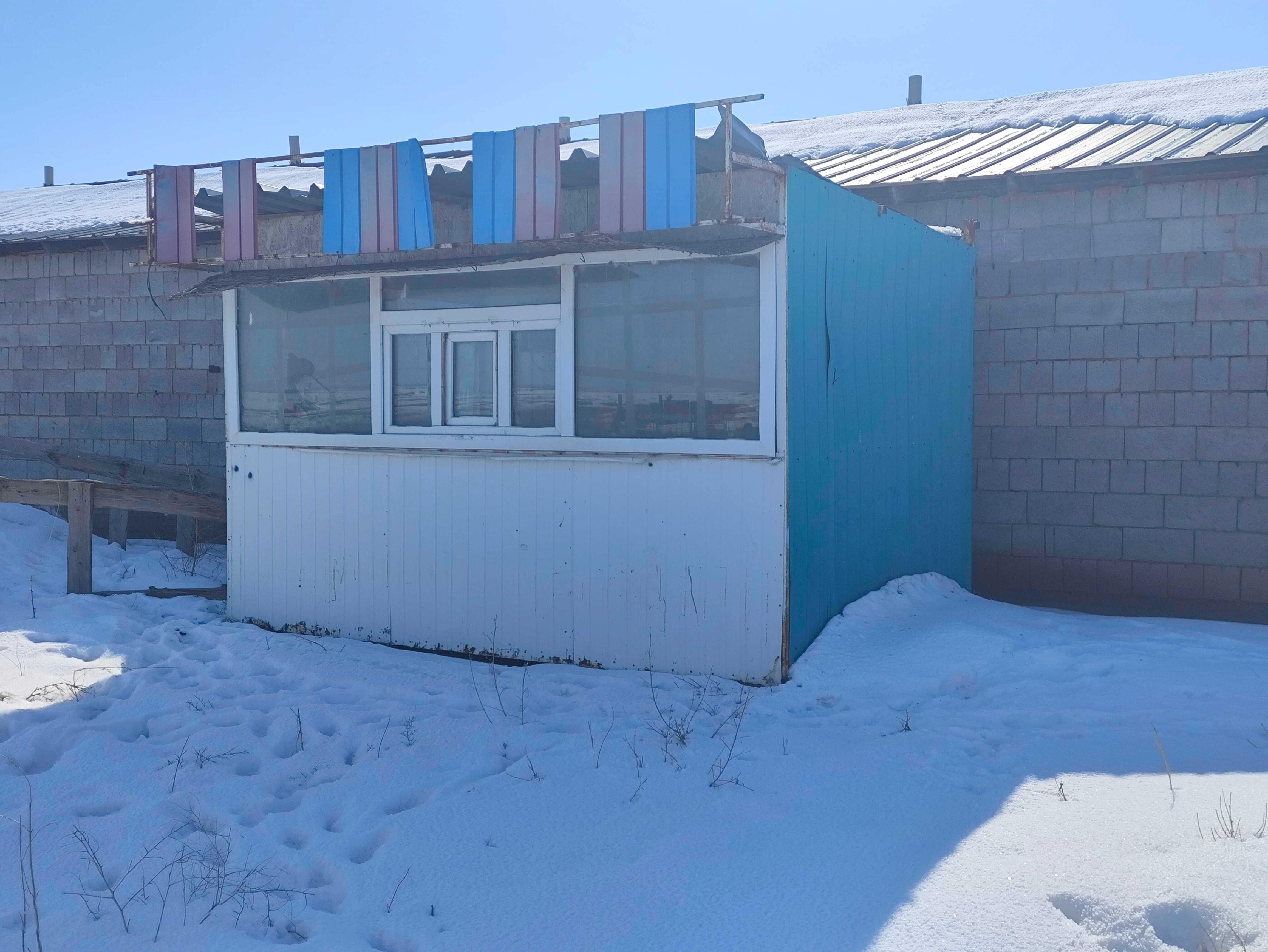 Продаются цистерны объёмом 3 т. и 300 л., Ларёк (будка) и контейнер.