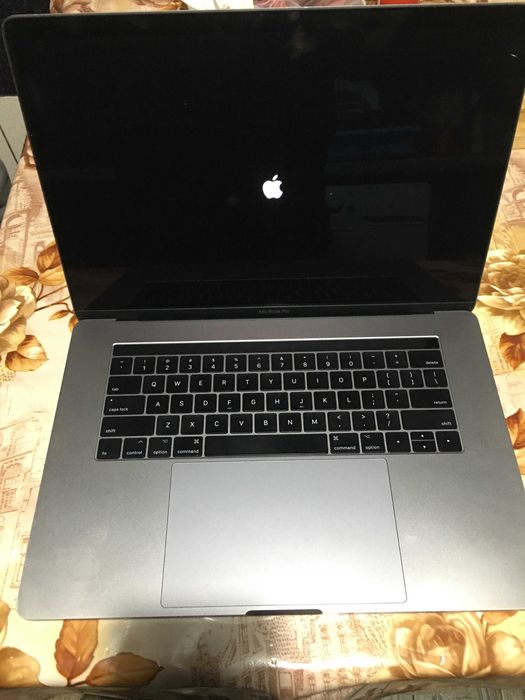 Macbook Pro Retina 15,4 - 2017 Touchbar 500gb-SSD cu 16Gb-RAM