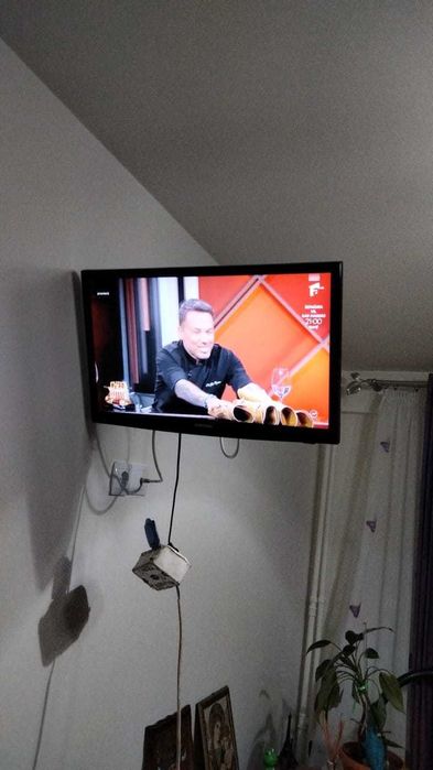 Televizor Samsung cu suport de perete