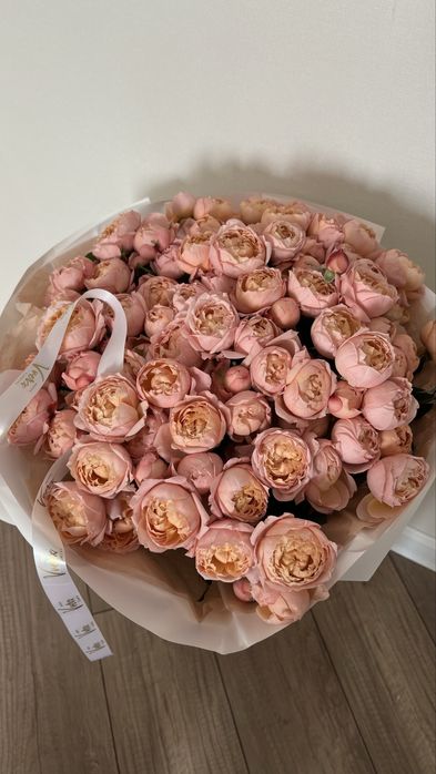 Свежий букет из пионовидных роз