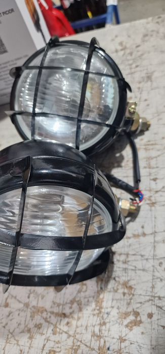 Proiector far tractor utilaje agricole pret 115 lei bucata se poate tr