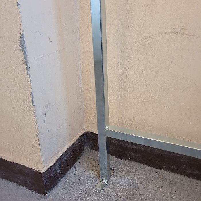 Иноксова метална рамка.