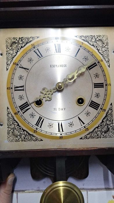 Ceas mecanic de perete cu pendul.