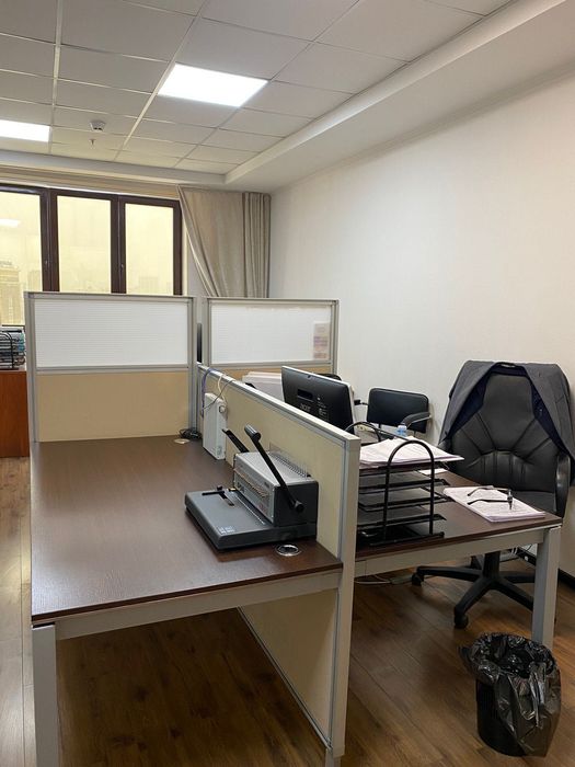 Стол офисный с перегородкой