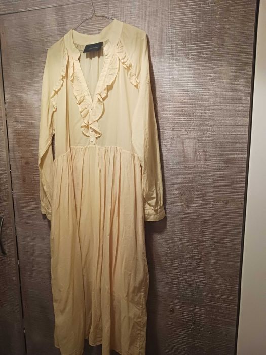 Бутикова рокля в жълто