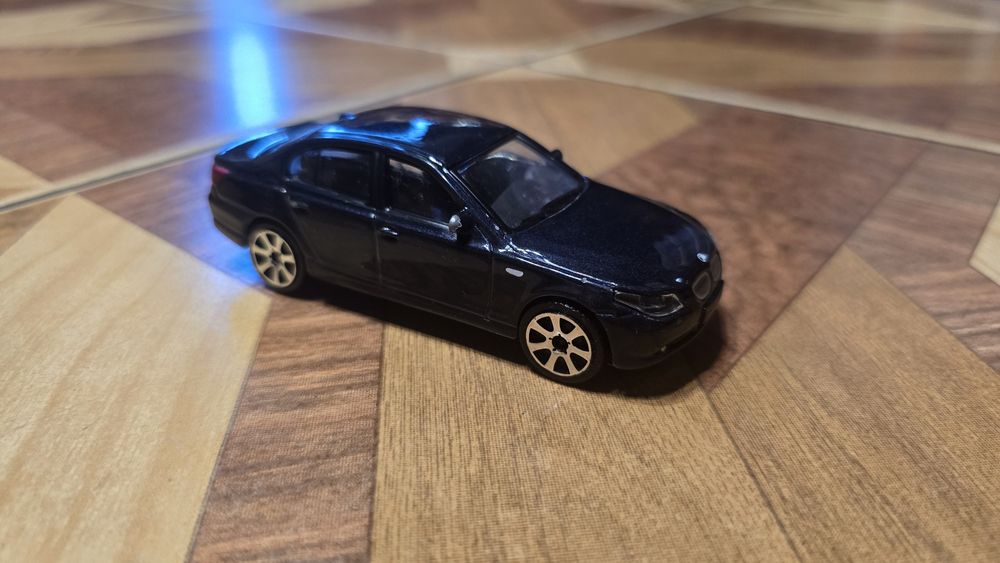 Макет BMW E60 545i Burago 1:43