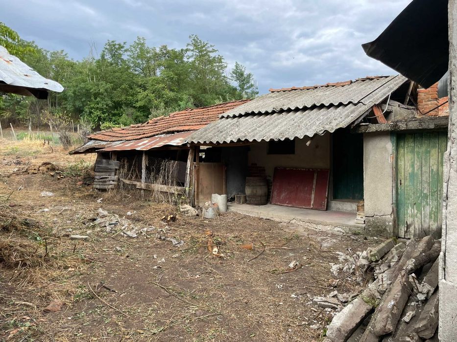 Къща с голям двор в оживено село близо до гр. Ямбол
