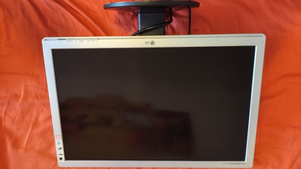 Monitor LG 22 inch 56 cm perfect functional cablu VGA picior reglabil