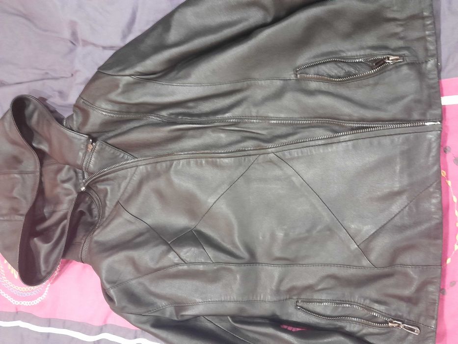 Дамско кожено яке с качулка