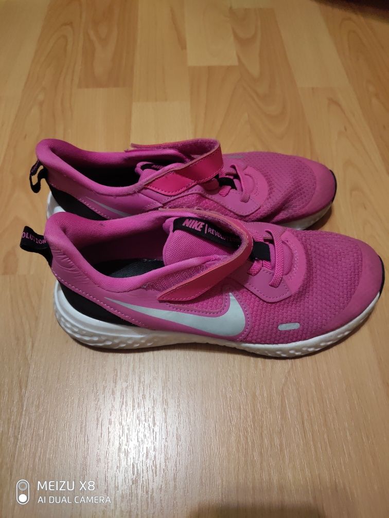 Кроссовки Nike 2 пары за 4000 тг. (35-35.5 рр.)