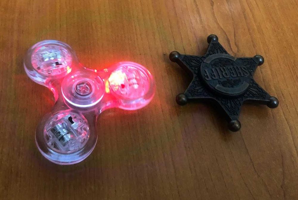 3 Jucarii antistres - 1 Insigna de serif si 2 Fidget Spinner