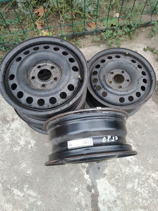 Vând jante de tablă Opel R15 cu cinci găuri.