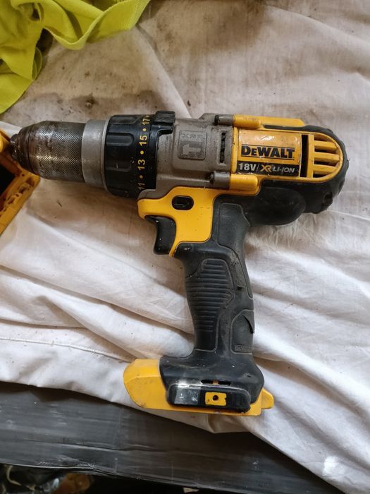 Filetanta , insurubat bormasina percutie cu bataie Dewalt acumulator 3
